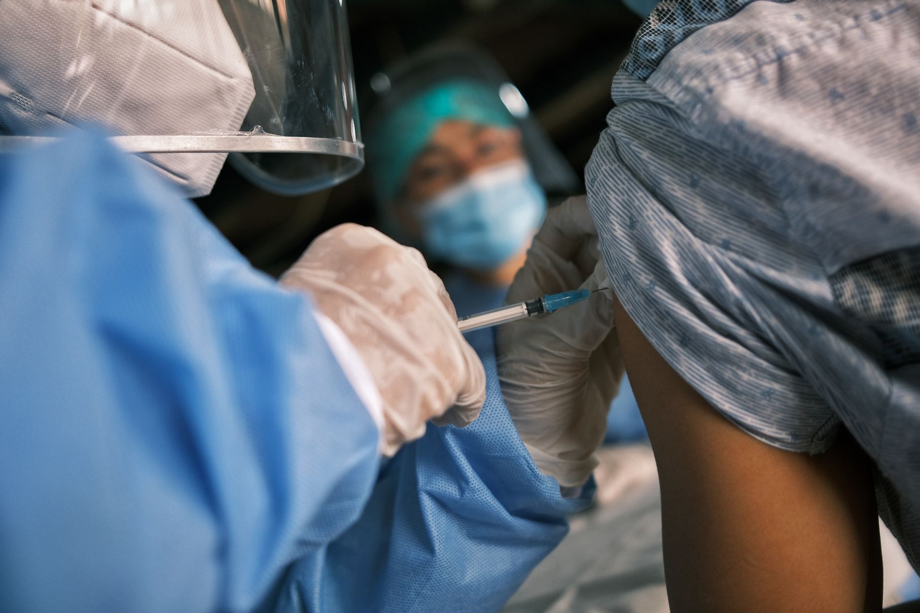 Criança recebendo vacina em clínica