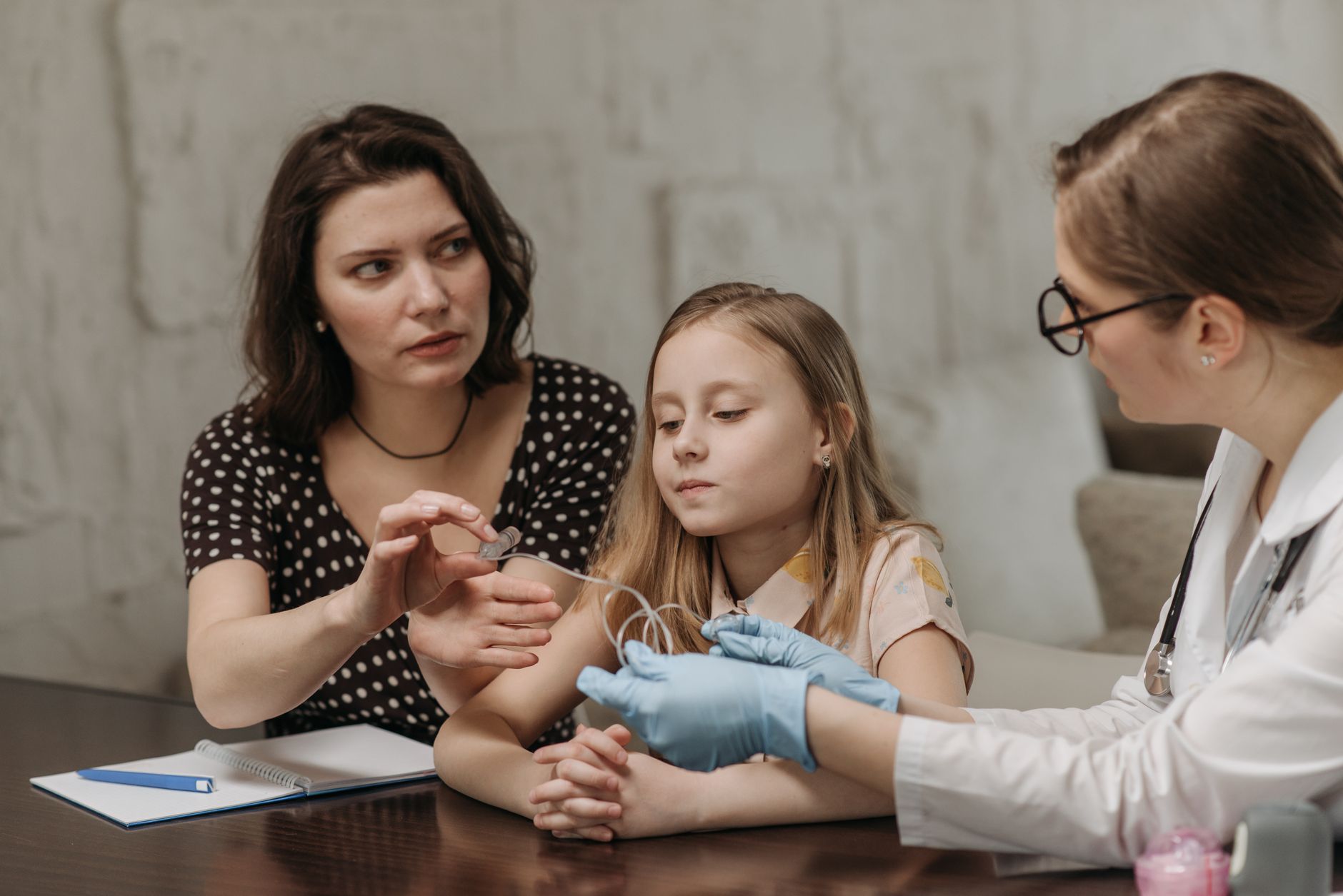 Mãe com criança conversando com médico