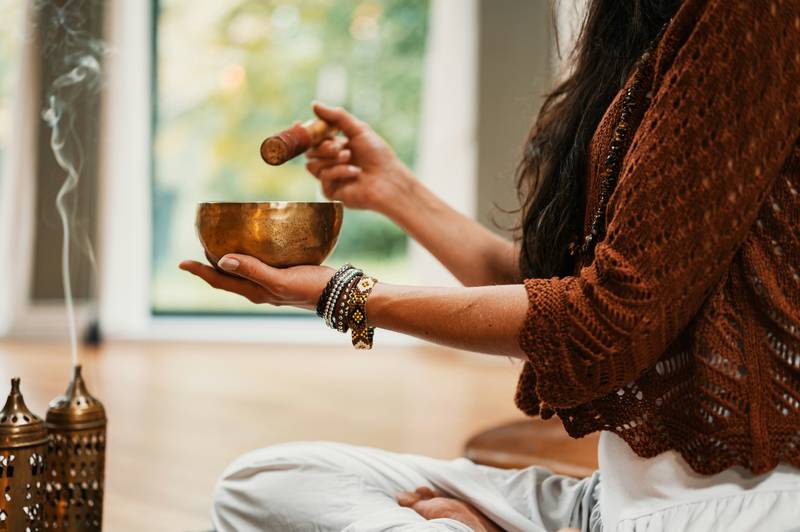 Copo de água com limão servindo como detox natural