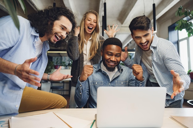 Pessoas comprometidas com a sustentabilidade trabalhando em equipe