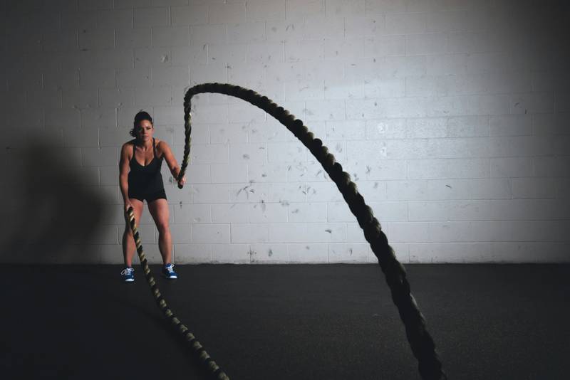 Mulher praticando exercícios físicos com suplementação de Beta-Alanina