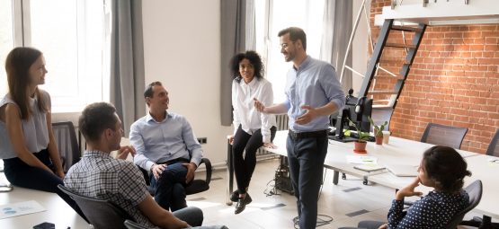 Colaboradores em ambiente de trabalho saudável