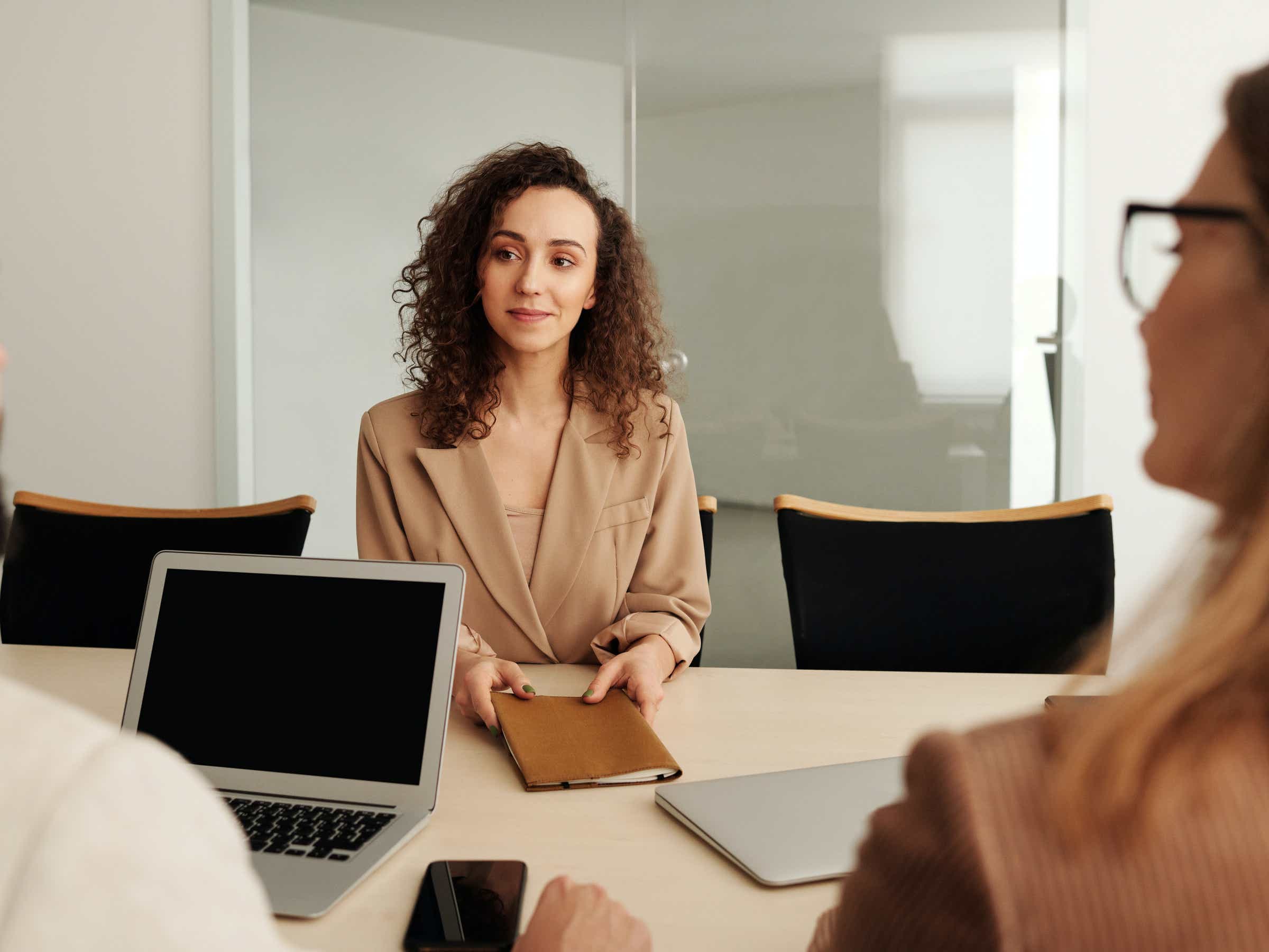 Carteira de Trabalho na CLT com informações sobre contratos de trabalho