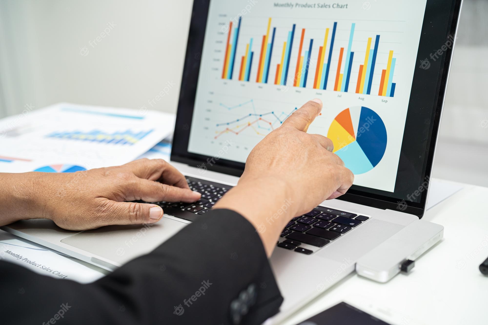 Mulher no escritório com expressão preocupada