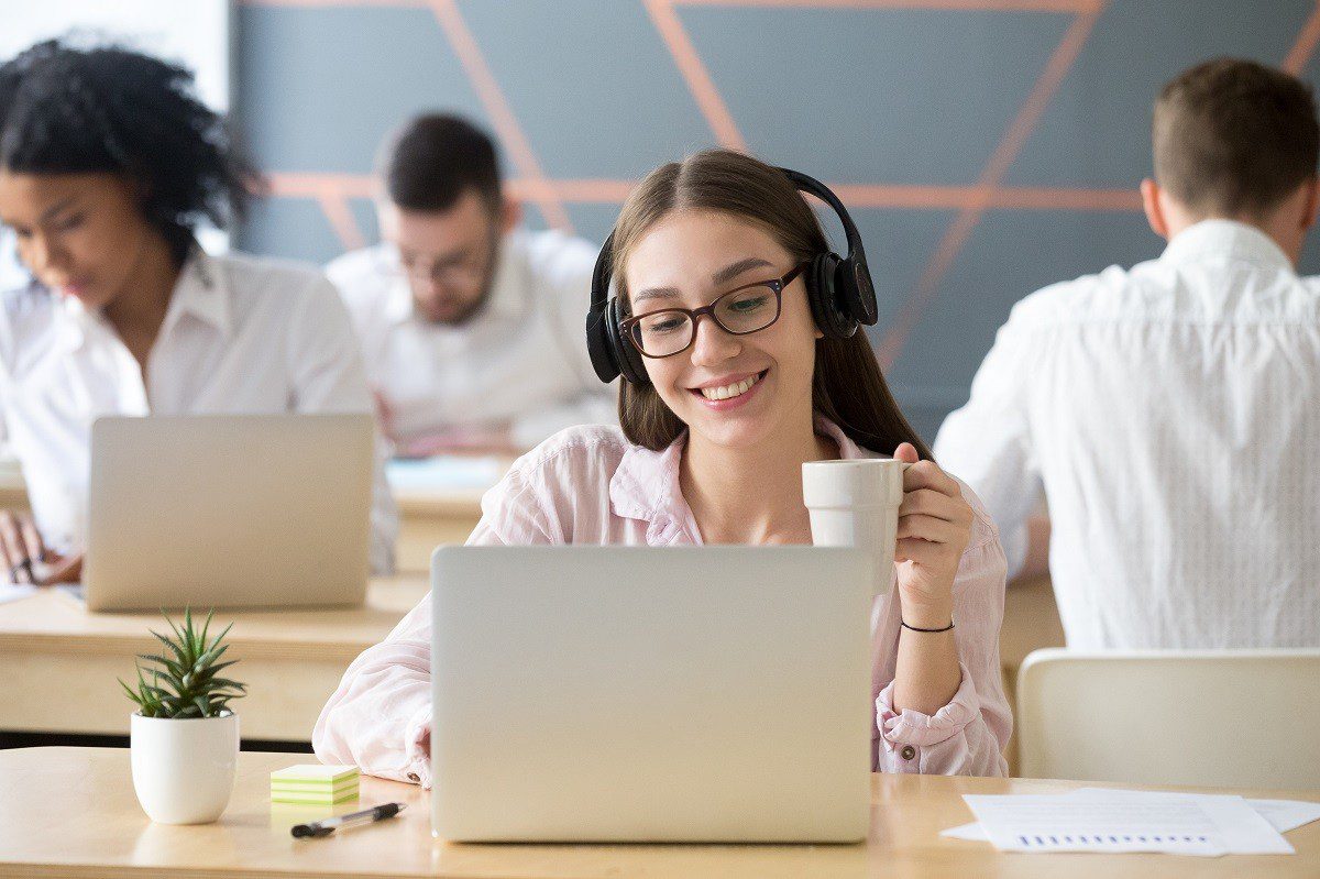 Mulher trabalhando em um laptop sob pressão