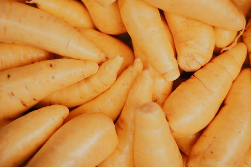 Close na uva roxa fresca com suas informações nutricionais