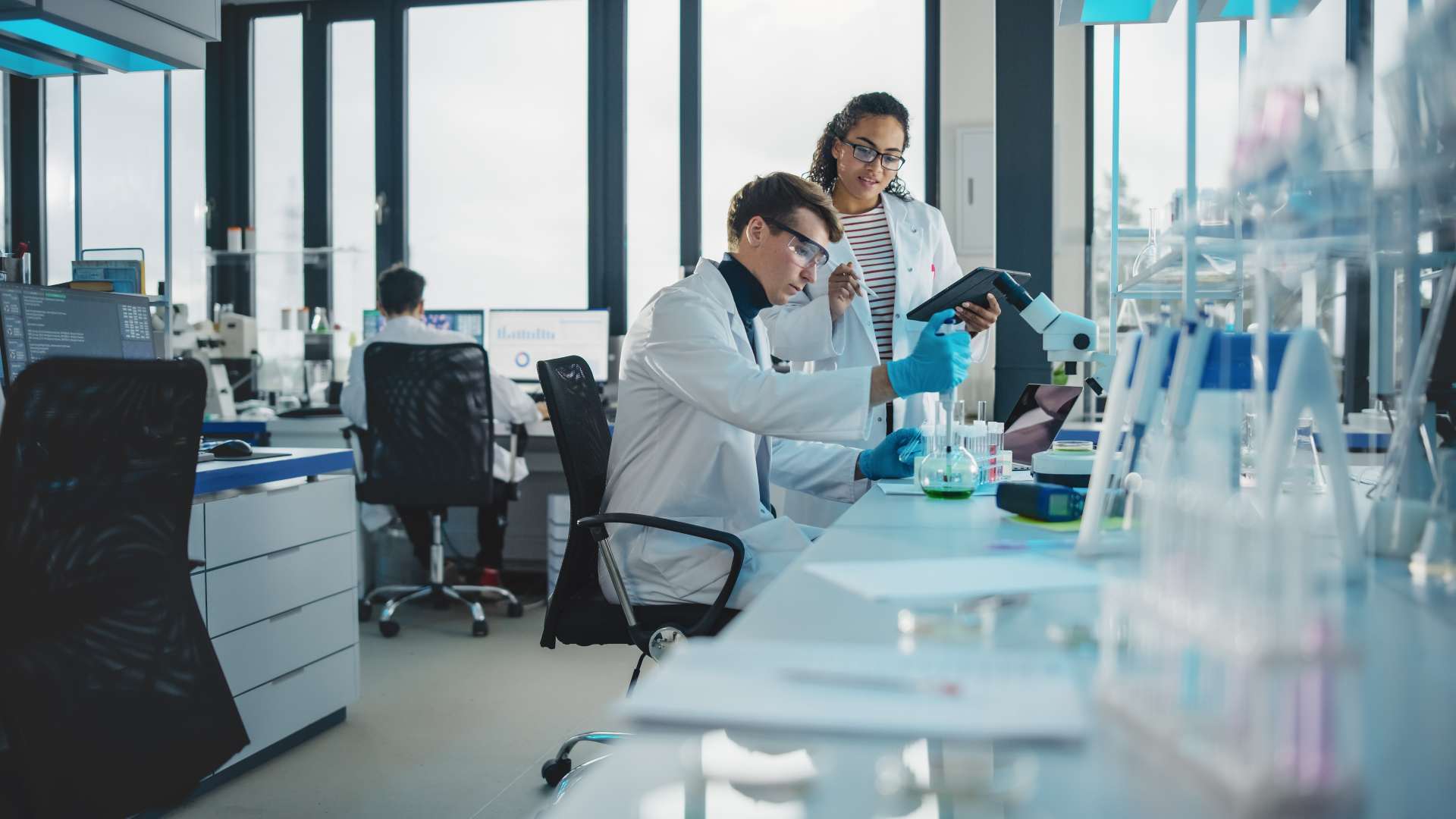 Equipe de trabalhadores em uma sala de reuniões discutindo projetos