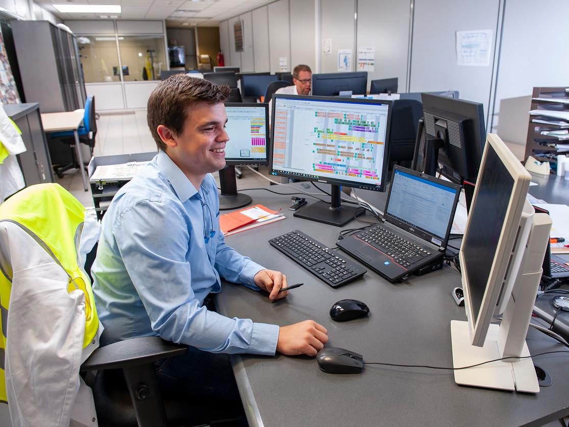 Homem lendo um contrato de trabalho e anotando informações