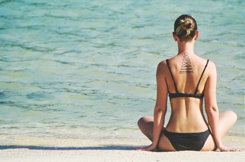 Mulher recebendo drenagem linfática para tratamento de fibromialgia