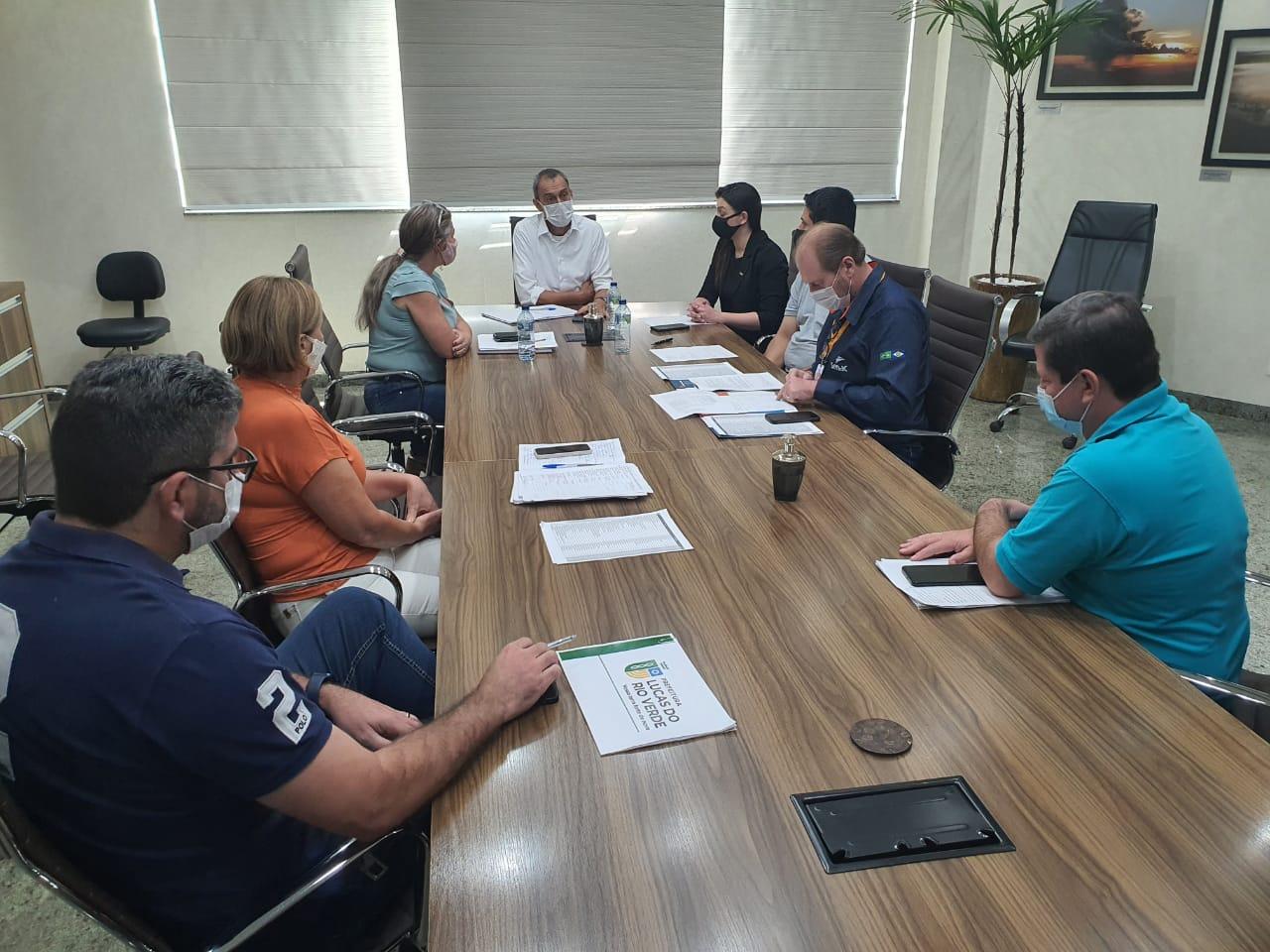 Equipe colaborando em um ambiente de trabalho