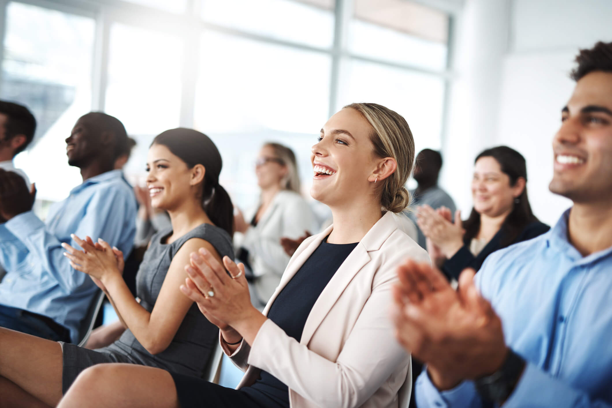 Gestão da diversidade etária - equipe multigeracional trabalhando juntos