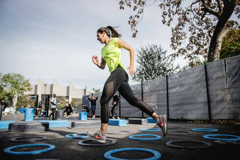 Mulher praticando exercícios e consumindo guaraná em pó para melhorar sua performance física e energia