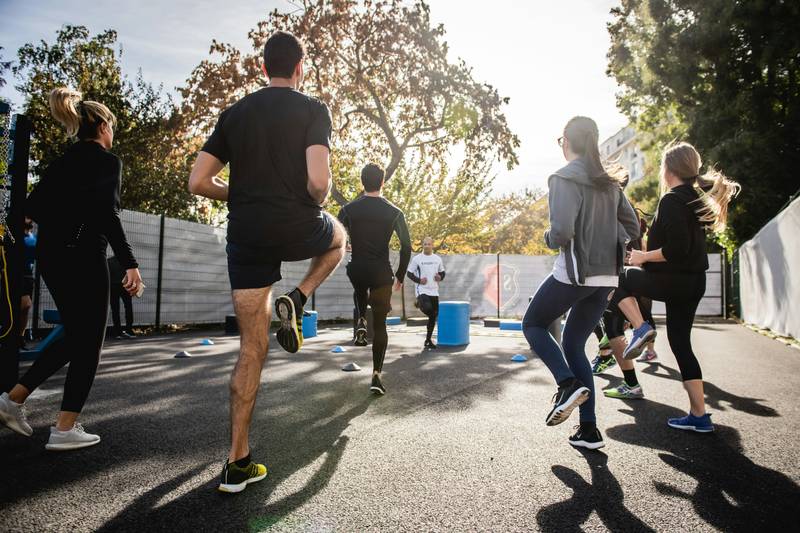 Mulher praticando exercícios de crossfit em uma academia