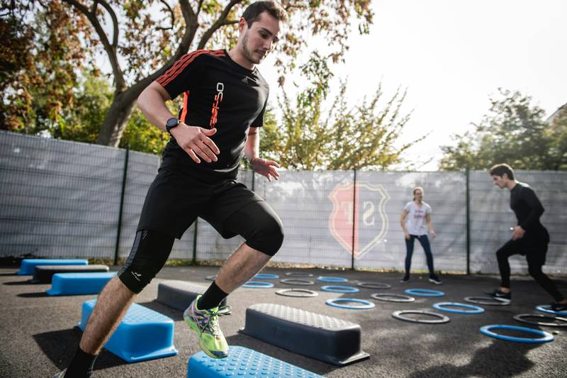 Um homem bebendo Gatorade após um treino intenso para repor os eletrólitos