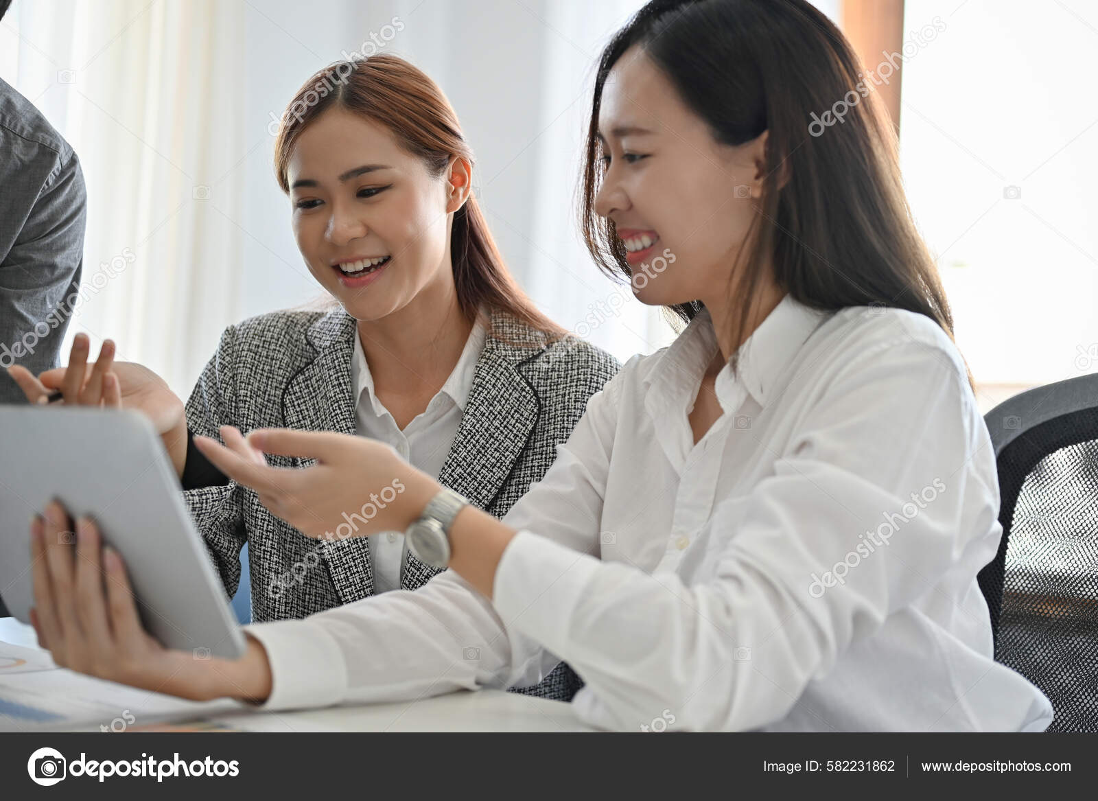 Imagem ilustrativa de uma equipe de trabalho satisfeita, representando o impacto da satisfação do funcionário para o desempenho organizacional