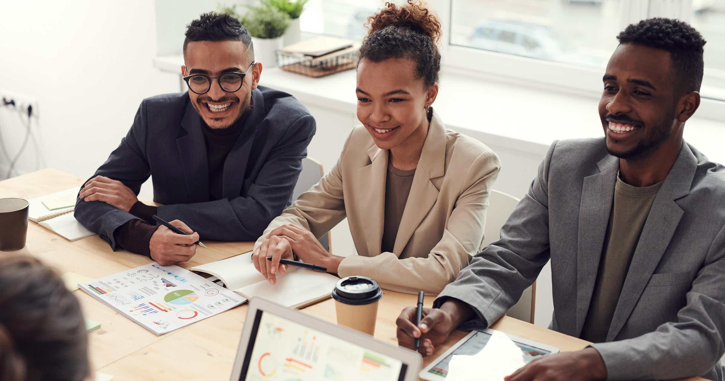 Equipe de trabalho cooperando com saúde mental positiva