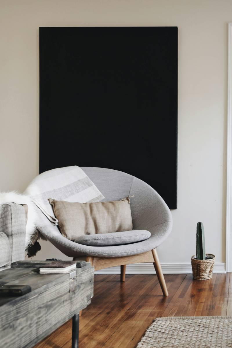 Bebê dormindo tranquilamente em um quarto com umidificador ligado, garantindo a umidade adequada para sua respiração