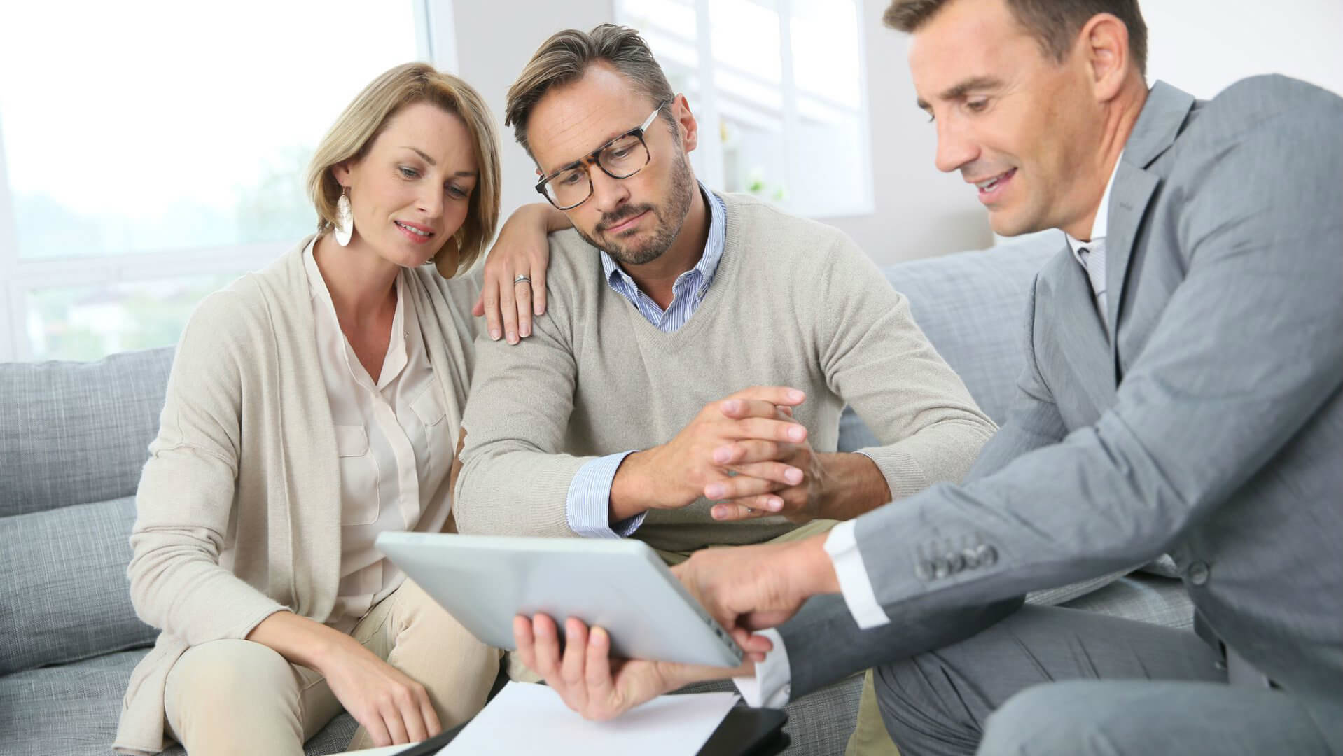 Mulher analisando gráficos de investimento e planejando estratégias financeiras