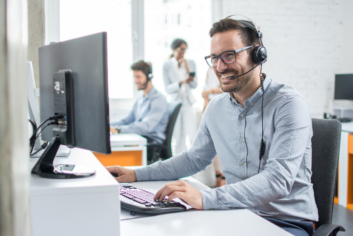 Pessoas em um ambiente de trabalho sustentável