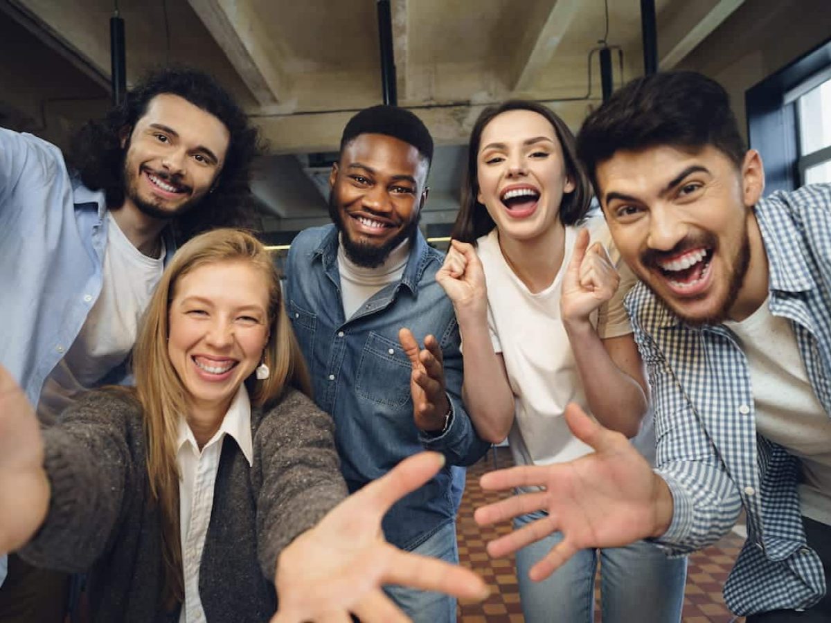 Mulher estressada no trabalho com sintomas de burnout