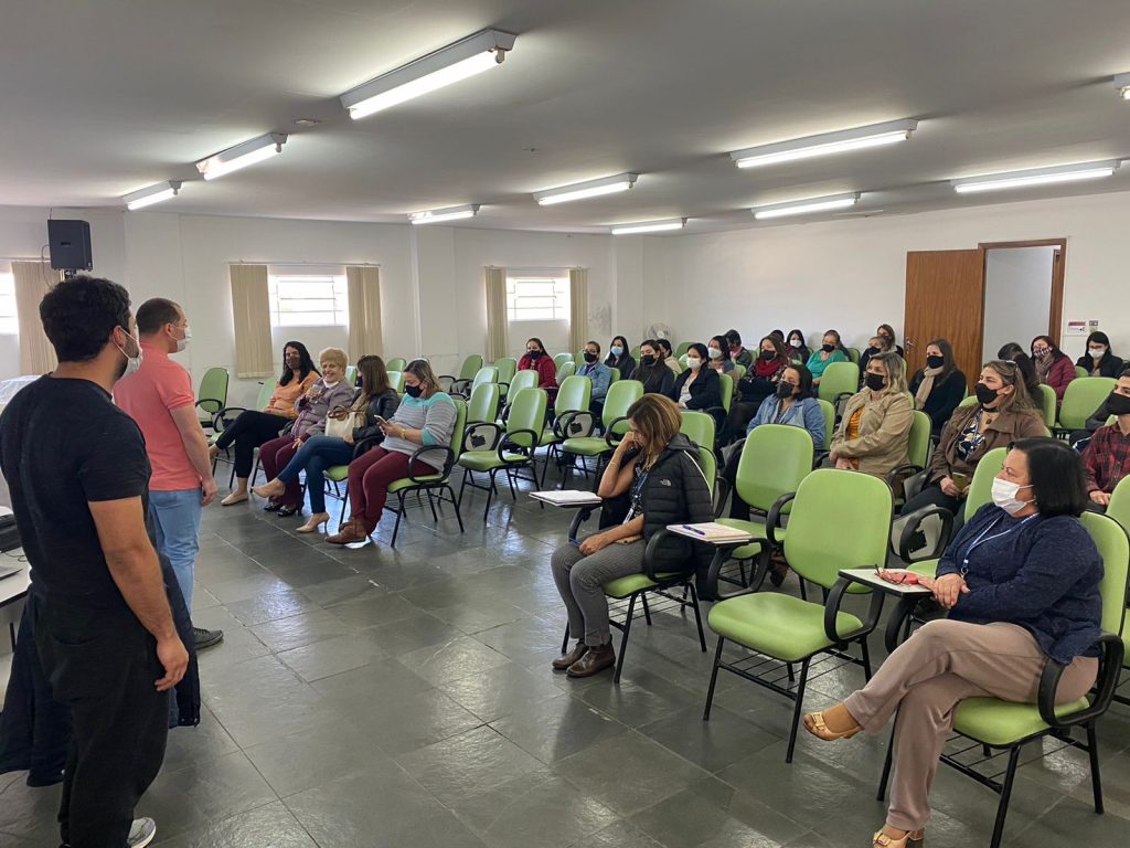 Mulher fazendo uma consulta médica online