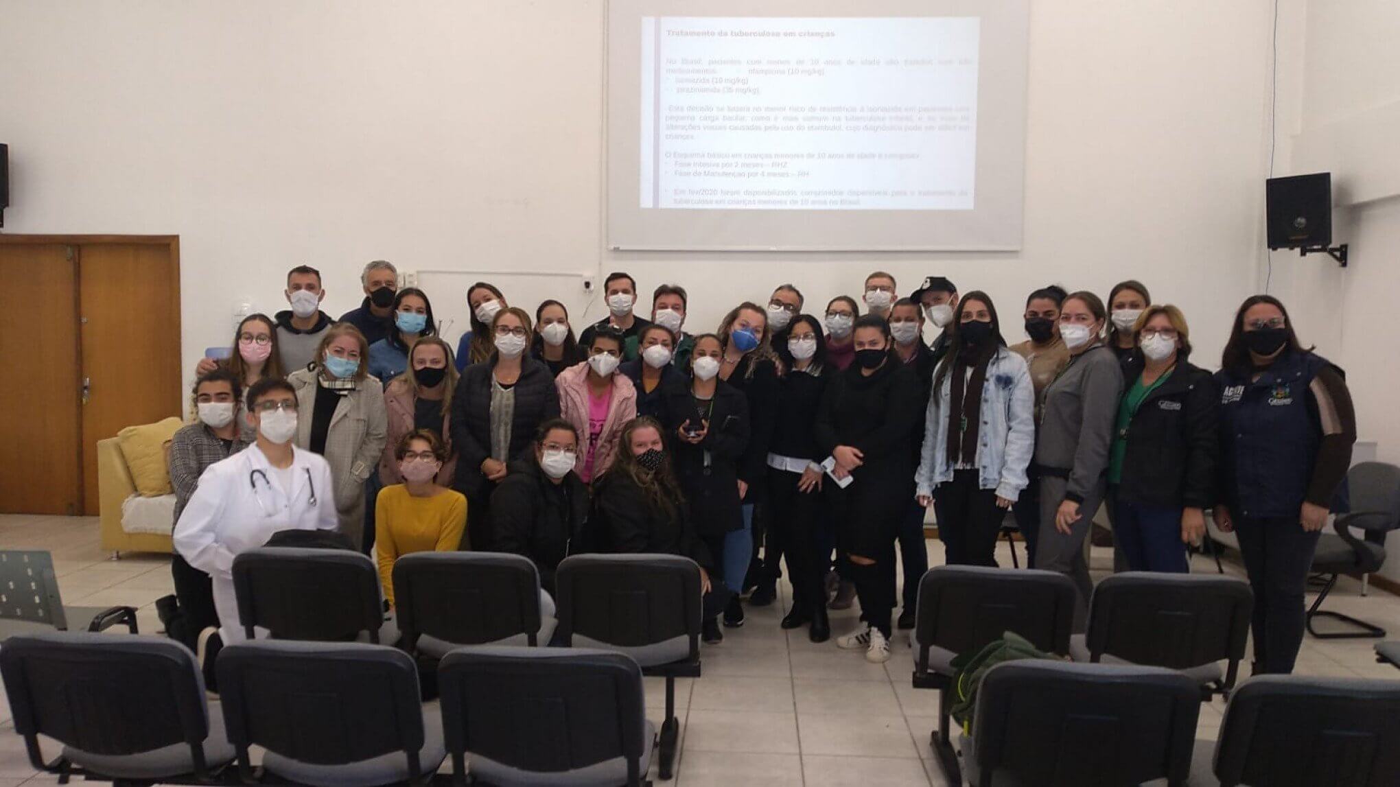 Mulher instalando painéis solares em um telhado