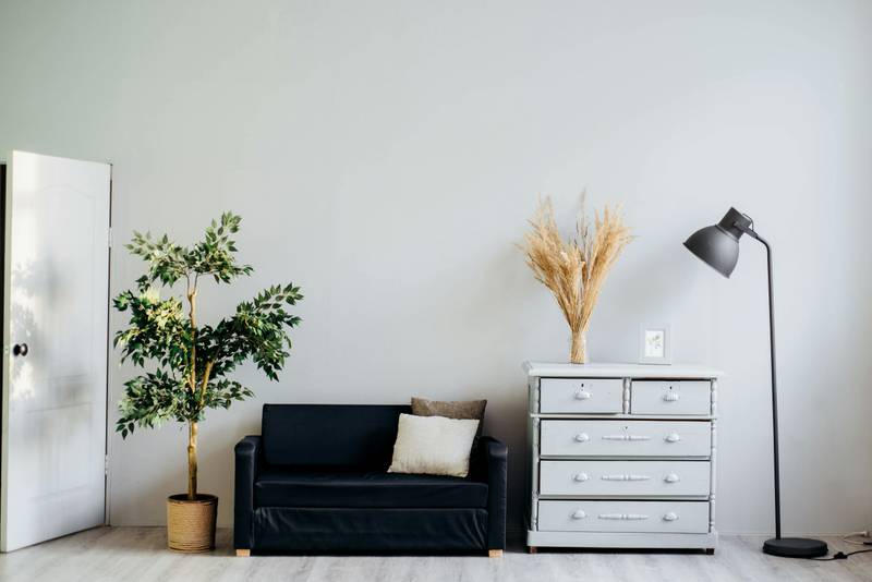 Mulher praticando mindfulness em casa