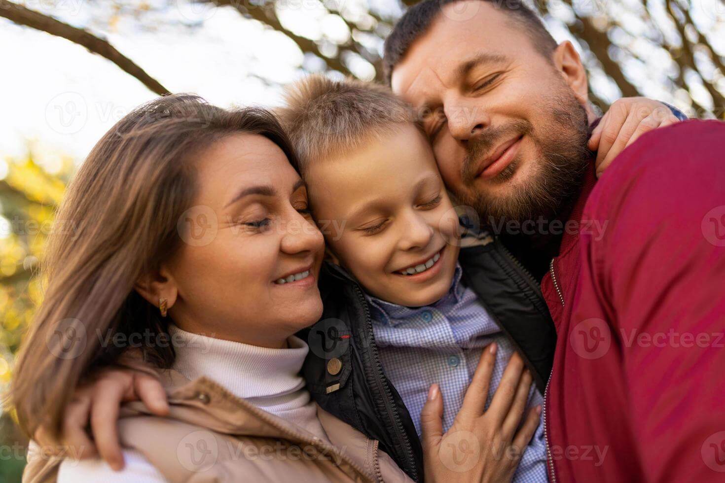 Mulher sorrindo após consulta odontológica