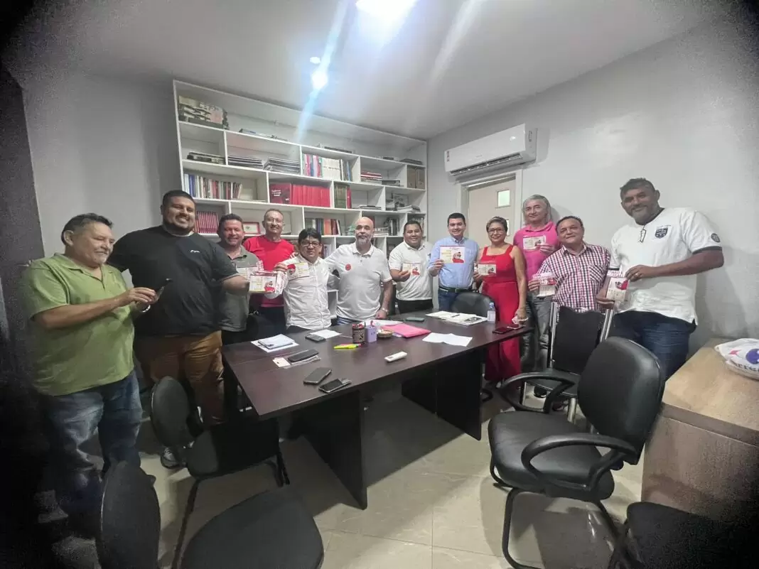 Mulher no escritório trabalhando com expressão facial triste