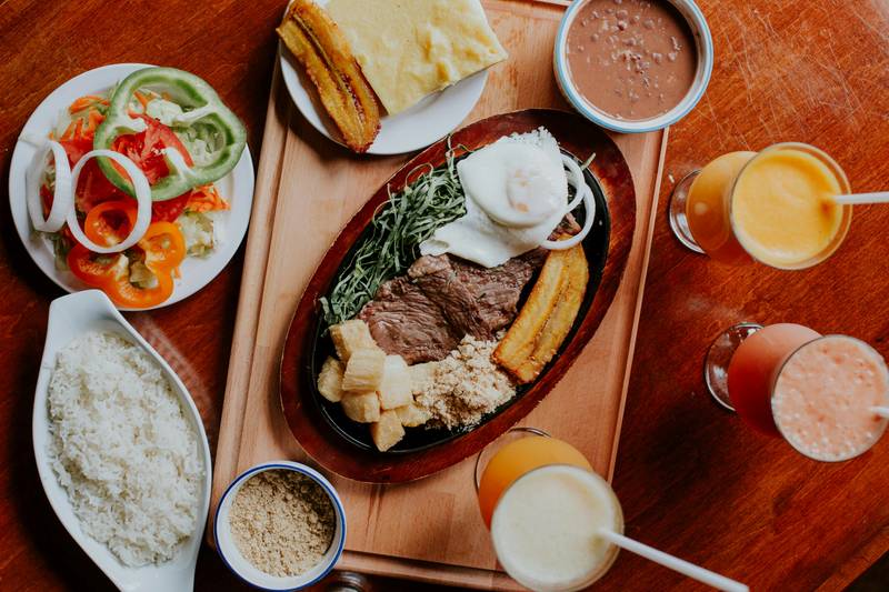 Nutrientes poderosos do espinafre destacados em uma imagem com folhas frescas e alimento saudável
