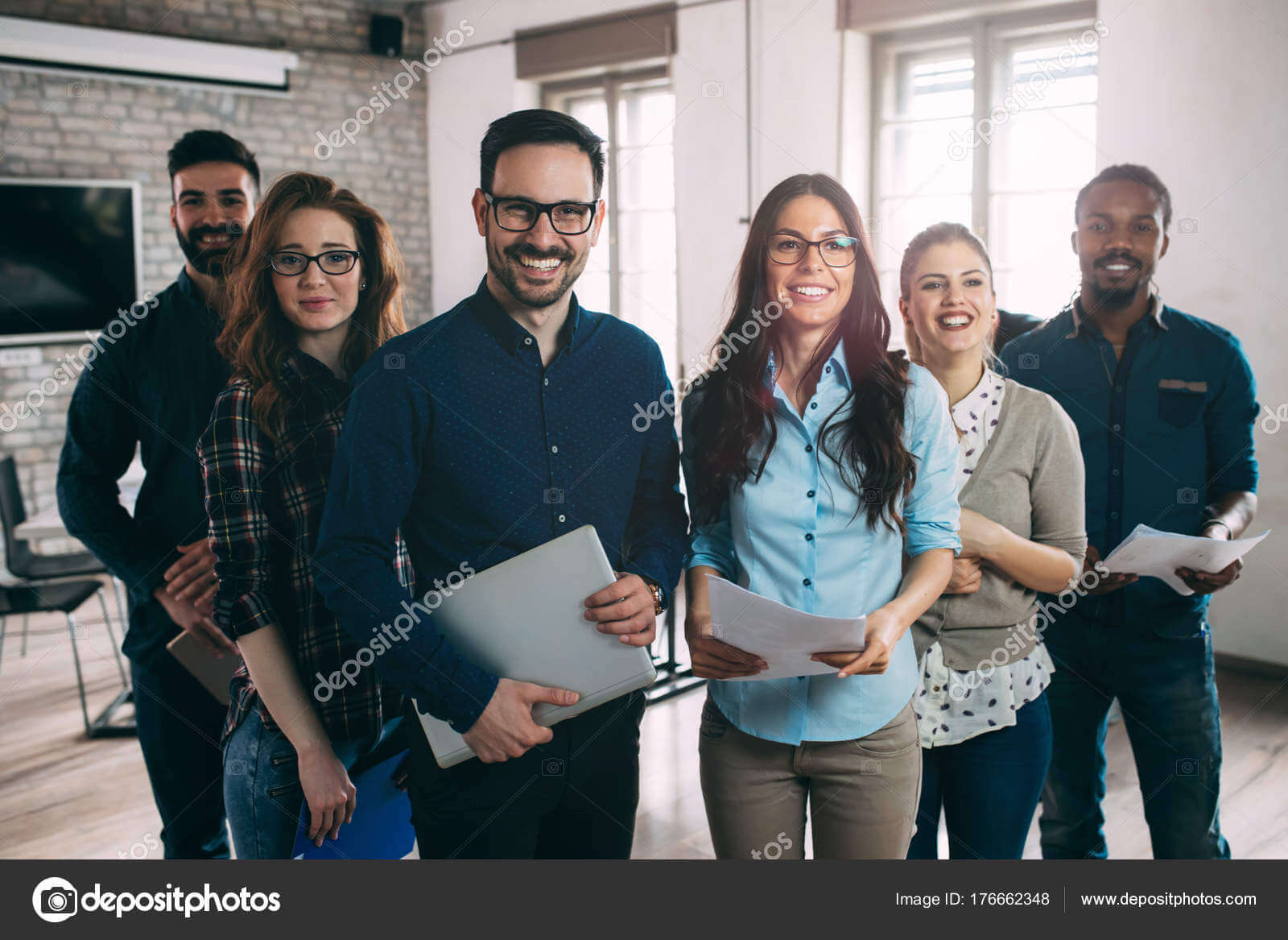Imagem representando um planejamento estratégico com pessoas reunidas em uma sala de reuniões