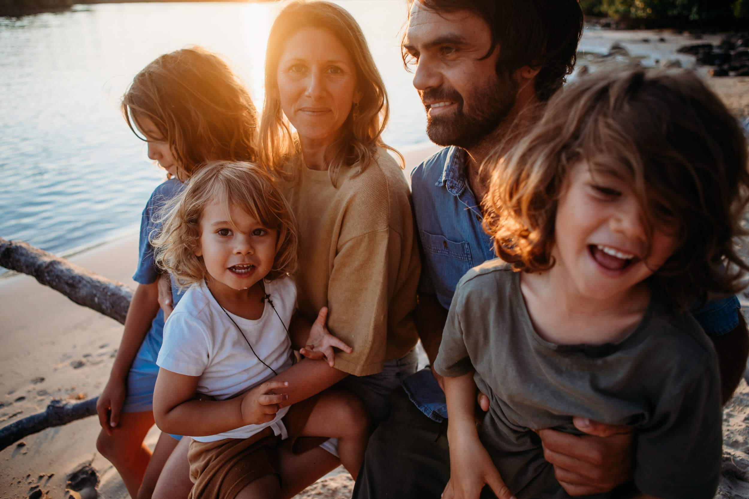 Ilustração de uma família feliz comemorando juntos