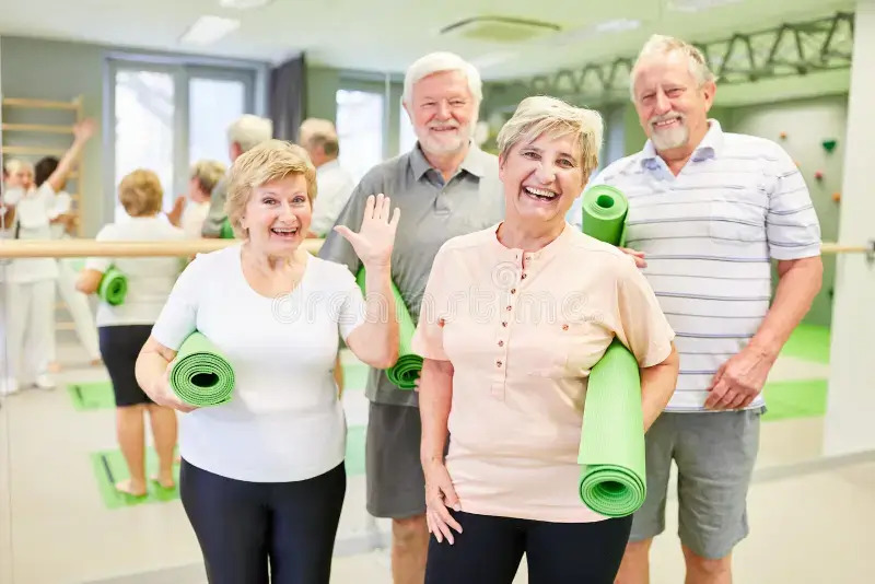 Idoso participando de uma palestra sobre saúde emocional