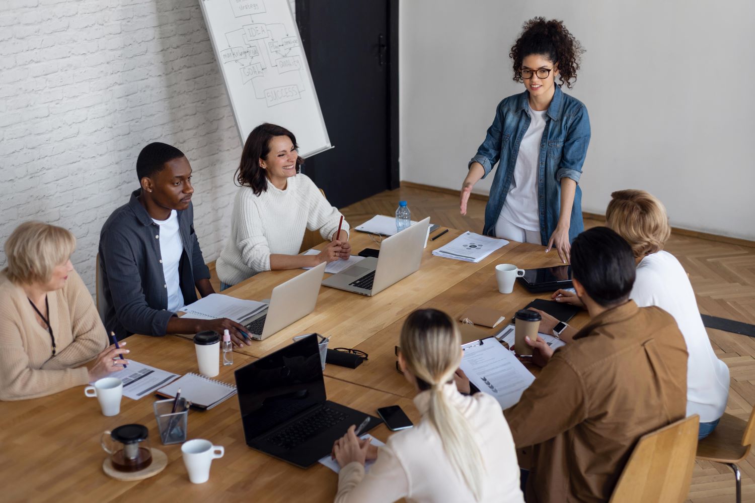 Foto de uma equipe diversificada discutindo a cultura organizacional no escritório para promover a saúde mental