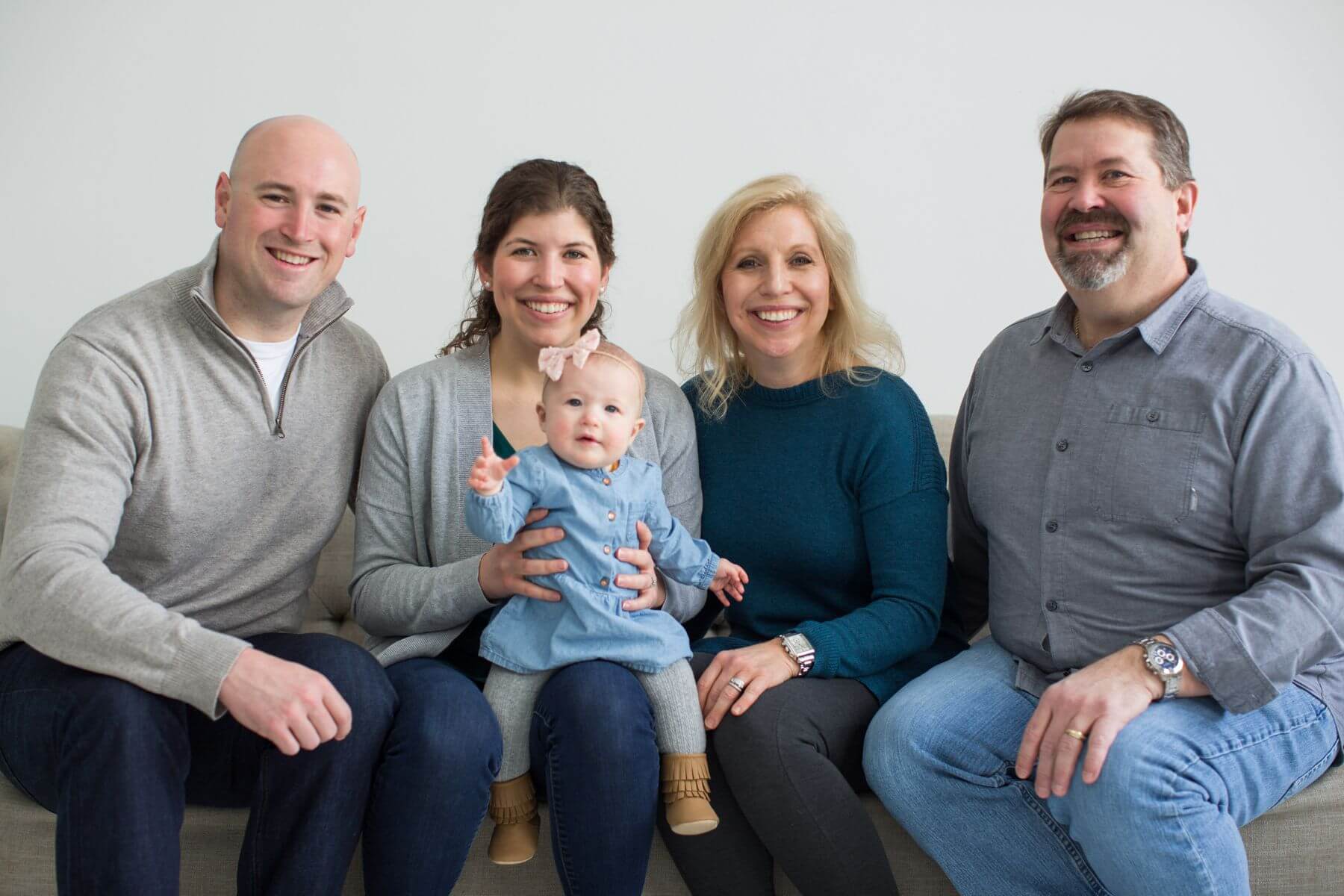 Mulher, homem e criança sorrindo juntos em uma foto de família
