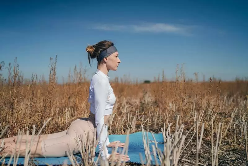 Pó de rapé em recipiente com ervas secas e pedra de quartzo para meditação e foco mental