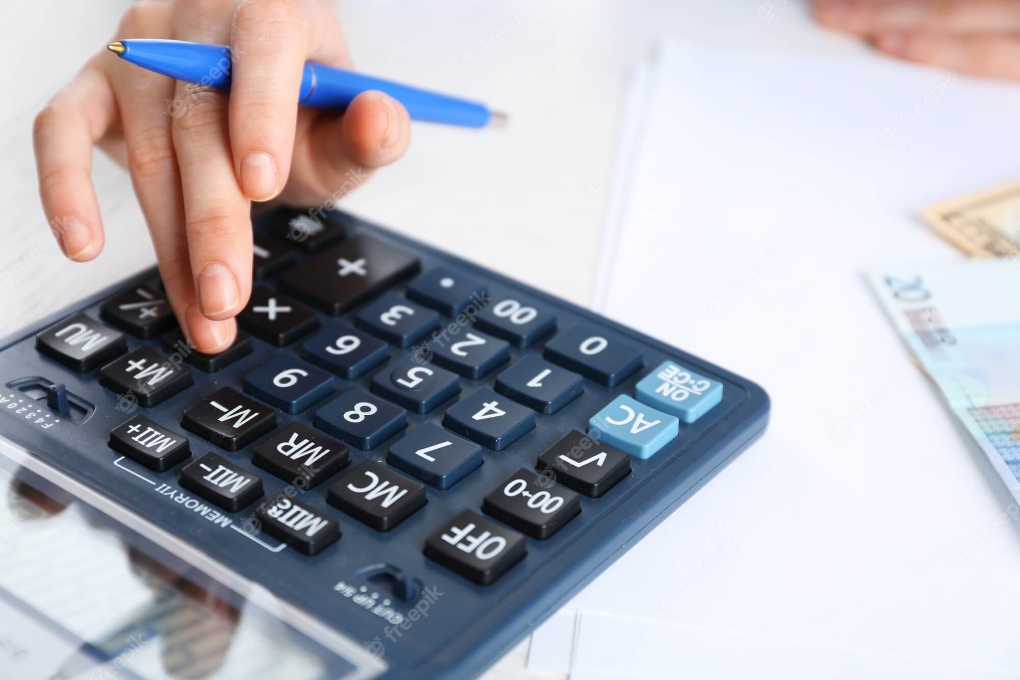 Ilustração de uma calculadora e uma nota de dinheiro representando o salário mínimo e reajustes salariais