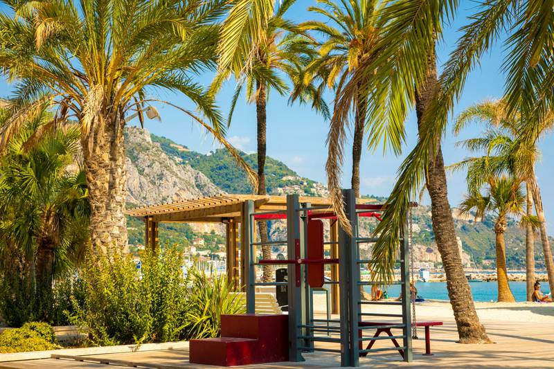 Pessoas compartilhando um tereré, bebida típica sul-mato-grossense