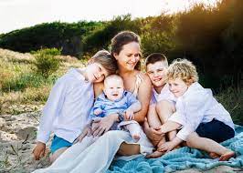 Família usando dispositivos tecnológicos juntos