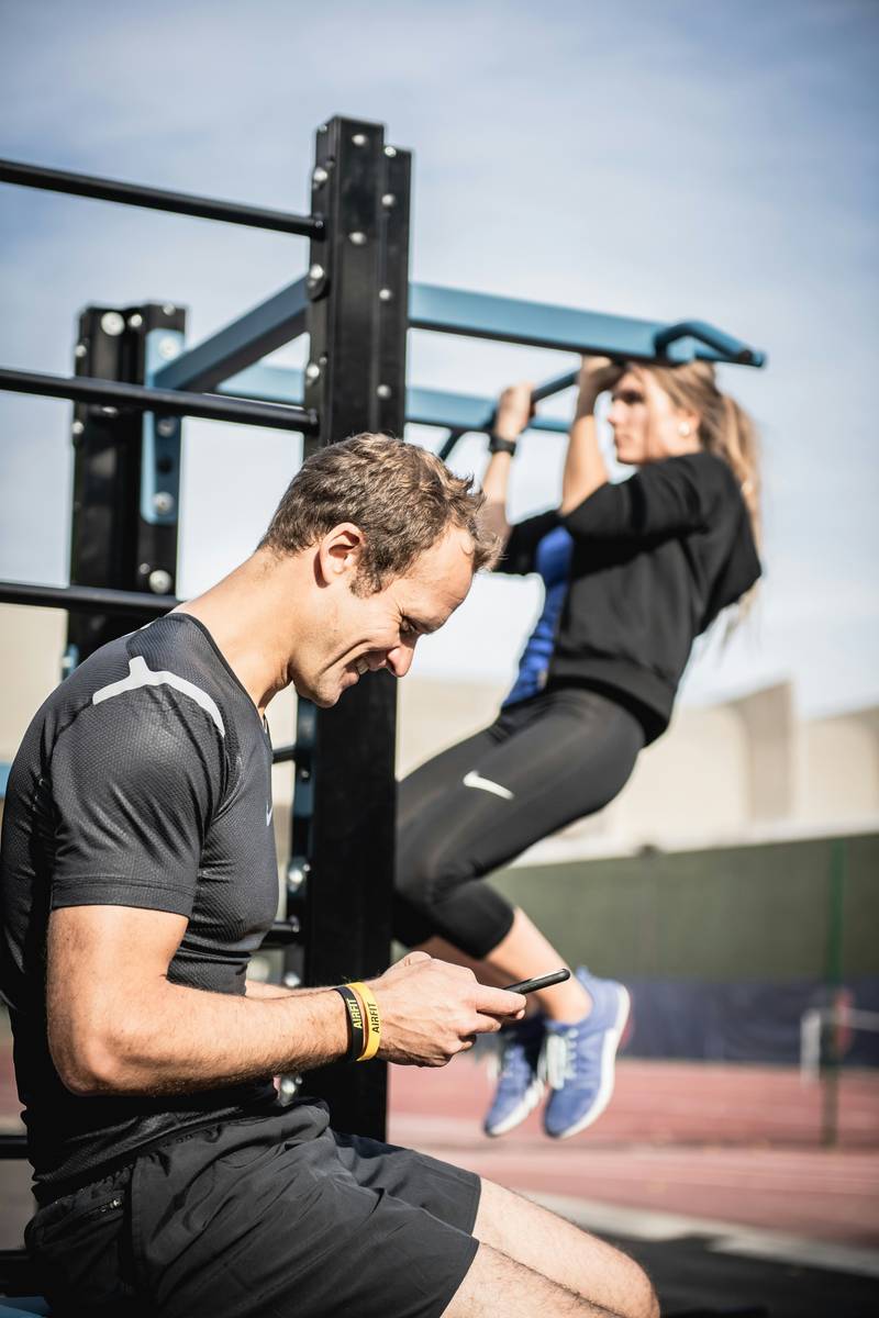 Mulher realizando treino de musculação com orientação de um profissional, mostrando o uso seguro da creatina