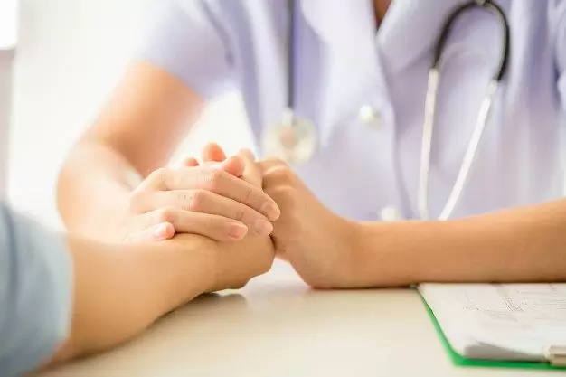 female-psychologist-consulting-patient-desk-hospital_1150-15060-1 female-psychologist-consulting-patient-desk-hospital_1150-15060-1