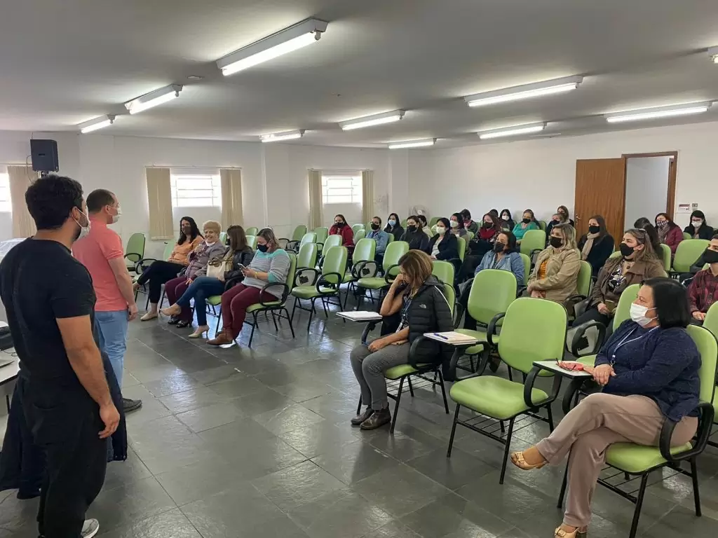 Ilustração de uma célula do sistema imunológico atacando células do corpo