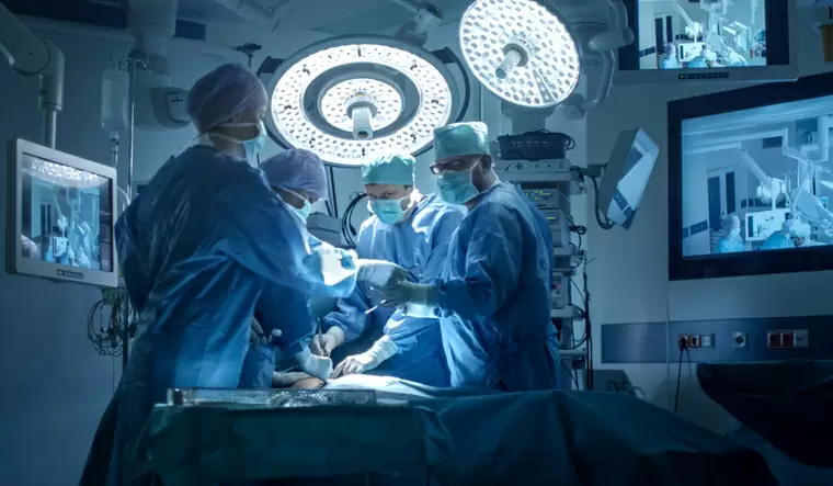 Mulher idosa segurando uma conta médica e olhando preocupada