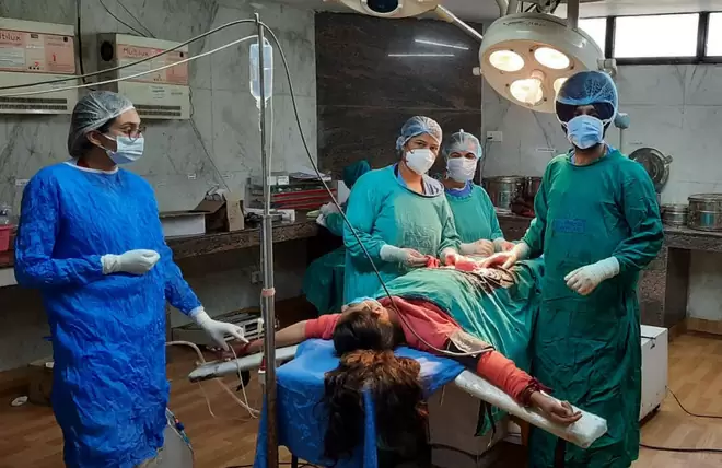 Mulher recebendo massagem terapêutica